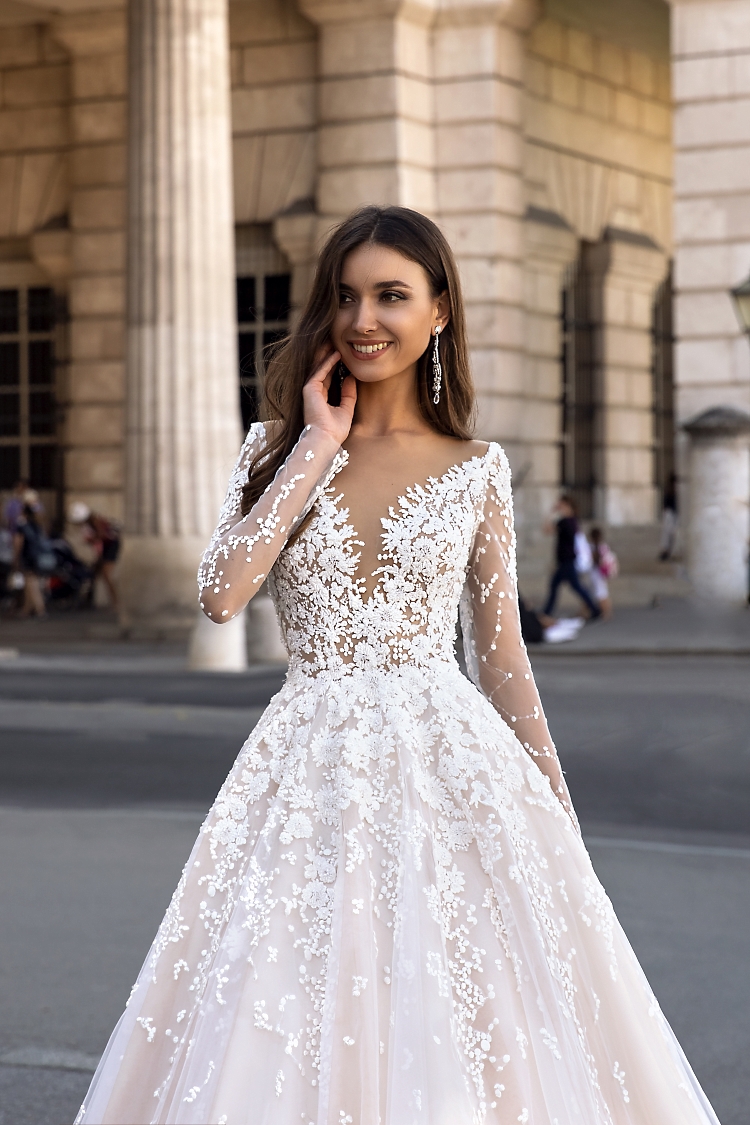 robe de mariée princesse en dentelle décolleté en transparence avec manche  longue à marseille - Boutique Solution Cérémonie