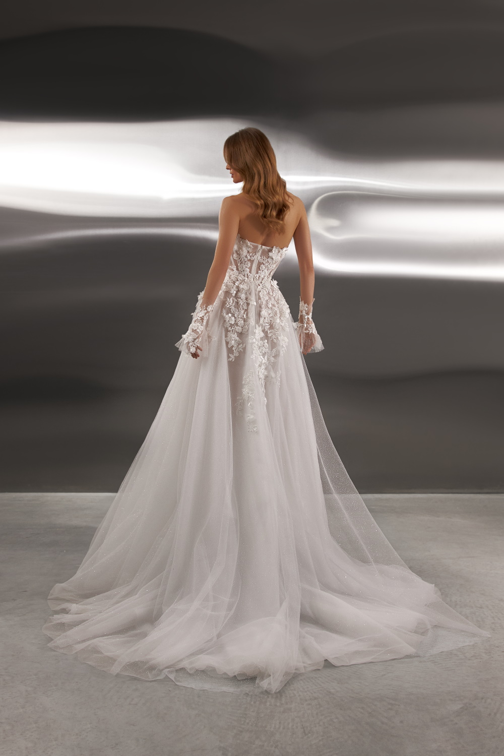 robe de mariee en tulle de soie et fleurs en 3D